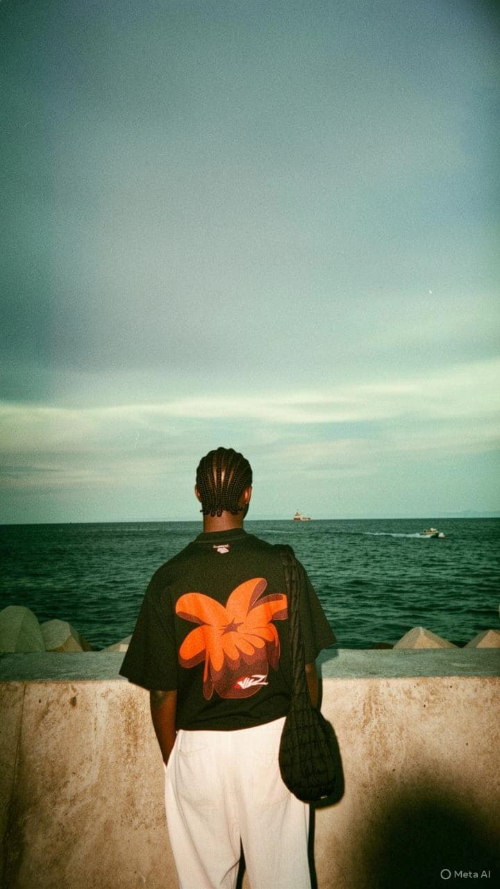 Modèle de dos face à la mer, Flame Tee